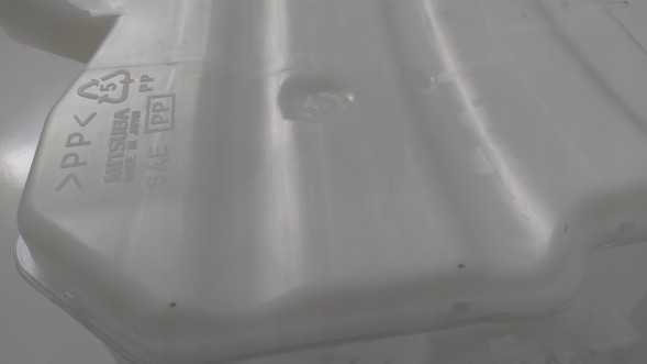 Mitsubishi OE 8260A584 Eclipse cross lift 21 - 24 washer reservoir for two pumps