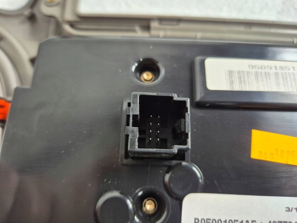 Jeep OE 05091851AF Center panel 05091851af jeep grand cherokee wk2 lift