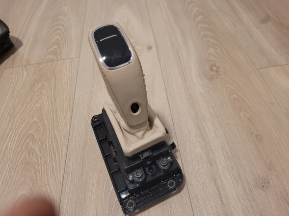 BMW OE MASERATI GHIBLI LEVANTE GAŁKA WYBIERAK ZMIANY BIEGÓW JASNA SKÓRA 670105541 Maserati ghibli levante shift selector knob light leather 670105541