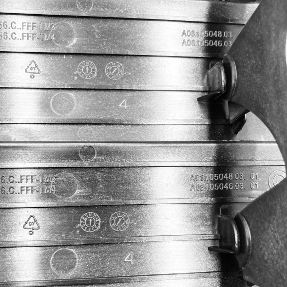 CHINA  Roller shutter air steering wheel porsche cayenne 9y right grille