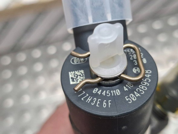 Fiat OE  Injector bosch 0445110418 504389548 fiat ducato iveco daily 2.3mjet 2011