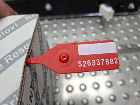 Fiat OE S26337882 ХРОМОВАНА НАКЛАДКА КЛАПАНА 0735516207 FIAT 500 2007-