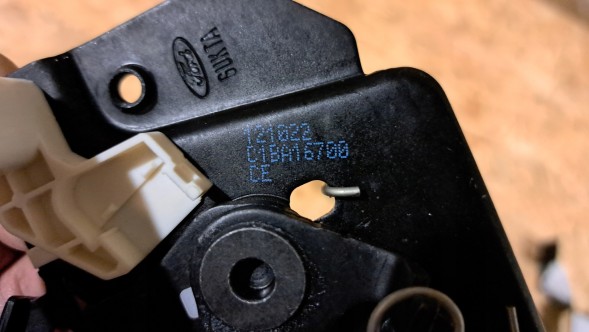 Ford OE 1768298 1752048 1752047 1813550 F.7 ZAMEK M.0 Ford Fiesta MK7 ліфт кронштейн замка замок капота передній