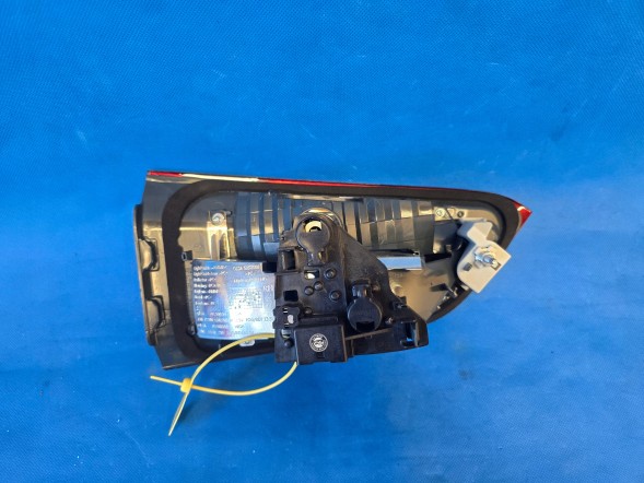 BMW OE LAMPA TYŁ TYLNA PRAWA KLAPY BMW X1 F48 ZWYKŁA EUROPA 7350696 QUALI17.02.26 Лампа задня права заслінка bmw x1 f48 звичайна європа 7350696