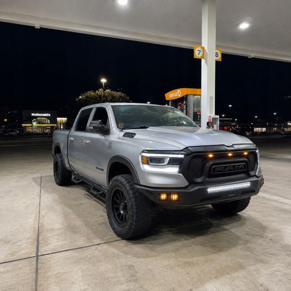 Китай 000-RAM19-UGRBSMB Решітка-імітація в стилі Rebel з LED підсвічуванням – Чорний матовий колір DODGE RAM 1500 2019-2023