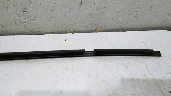Renault OE 808202863R MBAP13 ПЛА́НКА УЩІЛЬНЮВАЧА СКЛА ПЕРЕДНЯ ПРАВА RENAULT CLIO IV