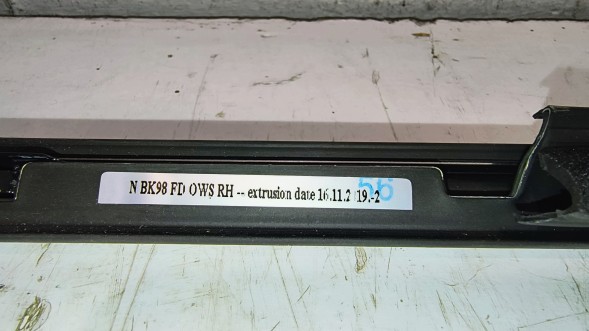 Renault OE 808202863R MBAP13 ПЛА́НКА УЩІЛЬНЮВАЧА СКЛА ПЕРЕДНЯ ПРАВА RENAULT CLIO IV