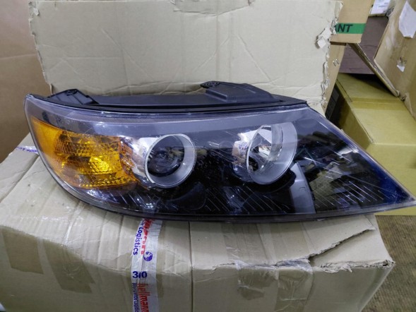 Tong Yang KIA SORENTO II (XM) 09 - 12 ЛАМПА ПЕРЕДНЯ ПРАВА 921021U000