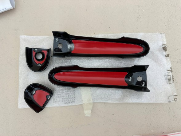 Nissan OE NISSAN JUKE OSŁONA KLAMKI KOMPLET NA PRZÓD KE6051K052BK NOWE NISSAN JUKE F15 НАКЛАДКА НА РУЧКУ ДВЕРЕЙ КОМПЛЕКТ НА ПЕРЕДНІ KE6051K052BK НОВЕ