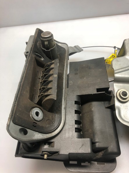 Volkswagen OE ZAMEK DRZWI 2K0827201T VOLKSWAGEN TYLNE VAG РУЧКА ДВЕРНОГО ЗАМКА 2K0827201T 2K0829309 VOLKSWAGEN ЗАДНЯ VAG