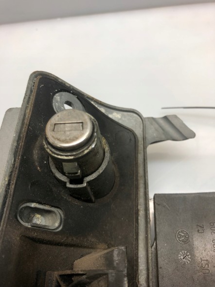 Volkswagen OE ZAMEK DRZWI 2K0827201T VOLKSWAGEN TYLNE VAG РУЧКА ДВЕРНОГО ЗАМКА 2K0827201T 2K0829309 VOLKSWAGEN ЗАДНЯ VAG