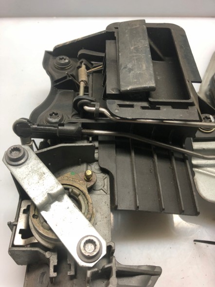 Volkswagen OE ZAMEK DRZWI 2K0827201T VOLKSWAGEN TYLNE VAG РУЧКА ДВЕРНОГО ЗАМКА 2K0827201T 2K0829309 VOLKSWAGEN ЗАДНЯ VAG