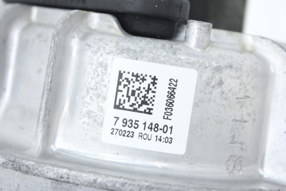 BMW OE 7935148 22117935148 КОРПУС ДВИГУНА ПРАВИЙ BMW F10 F11 528iX 7935148