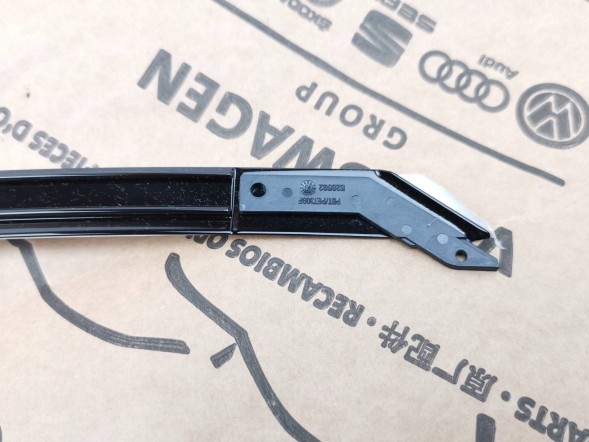 Audi OE 4H0853908B, DWP449896OE Оздоблювальна накладка скла Audi A8 D2 4H0853908B