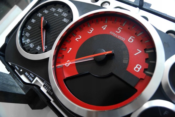 Moman 0089688083703 NISSAN GT-R заміна циферблатів MoMan mph kmh