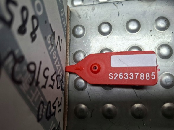 Fiat OE S26337885 ХРОМОВАНА НАКЛАДКА КЛАПАНА 0735516207 FIAT 500 2007-
