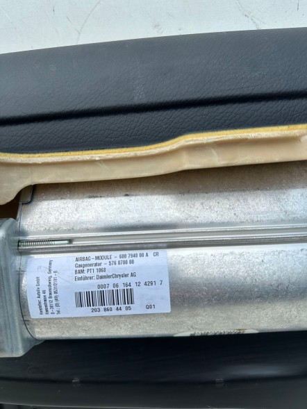 Mercedes-Benz OE DESKA KOKPIT 9E22 CZARNA PODUSZKA MERCEDES C W203 LIFT ORYGINAL 2036800187 238602905 ДОШКА КАБІНА 9Е22 ЧОРНА ПОДУШКА MERCEDES C W203 ЛІФТ 2036800187 238602905
