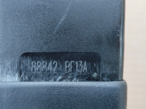 Nissan OE 88842BF13A NISSAN JUKE І F15 ЗАСТІБКА РЕМЕНЯ БЕЗПЕКИ ЗАДНЬОЇ ЧАСТИНИ