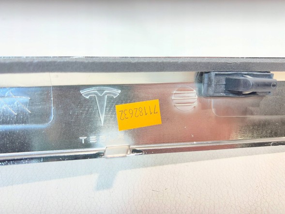 Tesla 103536900D ХРОМОВАНА НАКЛАДКА НА КРИШКУ БАГАЖНИКА TESLA MODEL X 1035369-00-D
