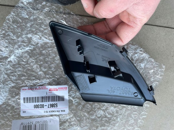 Toyota OE 53867-0D300 NOWE LEWE ZAKOŃCZENIE DO PODSZYBIA ODRZUTNIK SZYBY ZAŚLEPKA MASKOWNICA LEWY PRZÓD TOYOTA YARIS V 5 2020-> 2021 2022 2023 2024 2025 2026 ЛІВА БОКОВА НАКЛАДКА ПІД ЛОБОВЕ СКЛО ЗАГЛУШКА TOYOTA YARIS V 2020->2025