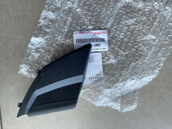 Toyota OE 53867-0D300 NOWE LEWE ZAKOŃCZENIE DO PODSZYBIA ODRZUTNIK SZYBY ZAŚLEPKA MASKOWNICA LEWY PRZÓD TOYOTA YARIS V 5 2020-> 2021 2022 2023 2024 2025 2026 ЛІВА БОКОВА НАКЛАДКА ПІД ЛОБОВЕ СКЛО ЗАГЛУШКА TOYOTA YARIS V 2020->2025