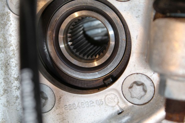 BMW OE 2284882 2284796 BMW F80 F82 F83 F87 KНОМЕР ВТУЧКА ЗАДНЯ ПРАВА