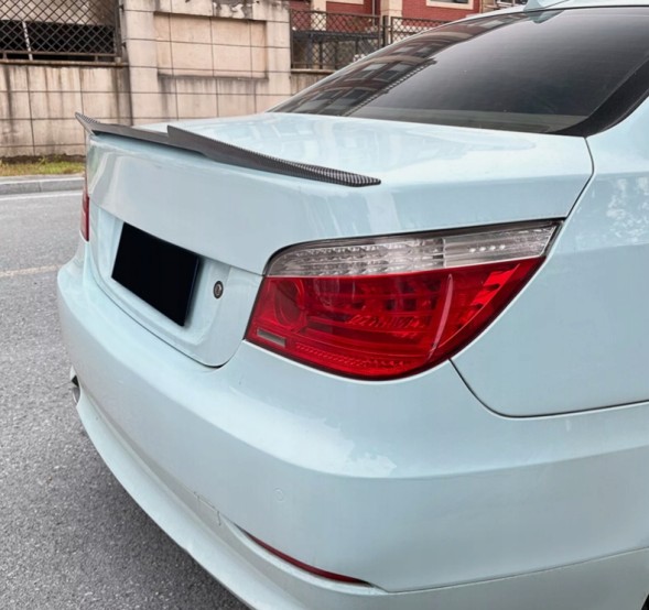 Китай 25486045004 ЛЬОТОК СПОЙЛЕР НА ЛАЦКАН НАКЛАДКА BMW E60 КАРБОН МПАКЕТ