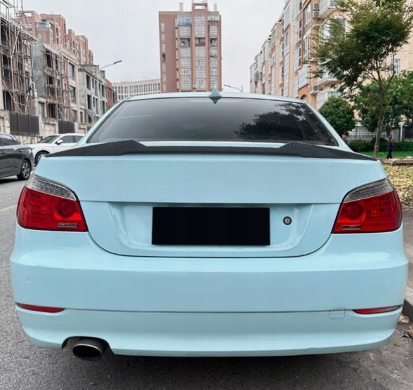 Китай 25486045004 ЛЬОТОК СПОЙЛЕР НА ЛАЦКАН НАКЛАДКА BMW E60 КАРБОН МПАКЕТ