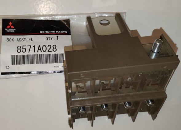 Mitsubishi OE WB/8571A028 8571A028 + KLEMA КЛЕМА АКУМУЛЯТОРА MITSUBISHI OUTLANDER ПЛЮС ЗАПОБІЖНИКИ КОМПЛЕКТ