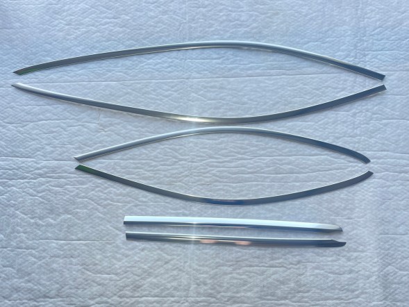 Mercedes-Benz OE A2136909504 A2136909704 mercedes e klasa w213 listwa ozdobna w drzwi szyby szyba lewa lewy lewej lewego bok boczna uszczelka przód przednia przodu НОВА ОРИГ. ВЕРХНЯ ПЛАНКА ХРОМ ДВЕРІ MERCEDES-BENZ E W213 ЛІВА ПЕРЕДНЯ
