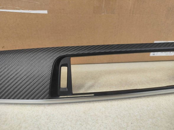 BMW OE 8073751 BMW F22 M2 F87 LCI Listwa Ozdobna Dekor Deski rozdzielczej UK RHD CARBON BMW F22 M2 F87 LCI Декоративна накладка панелі приладів UK RHD CARBON