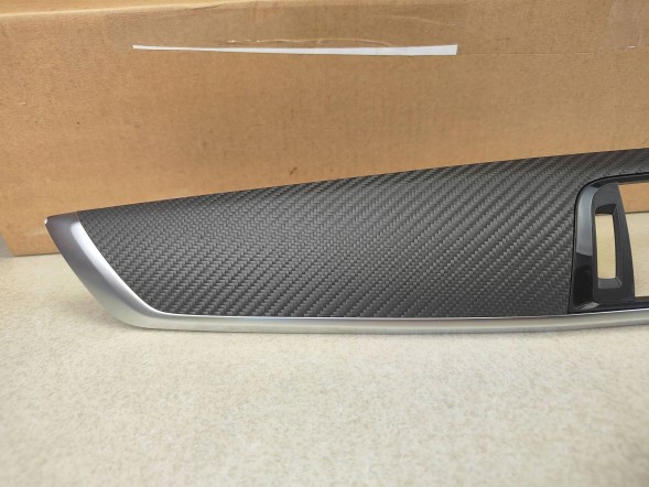 BMW OE 8073751 BMW F22 M2 F87 LCI Listwa Ozdobna Dekor Deski rozdzielczej UK RHD CARBON BMW F22 M2 F87 LCI Декоративна накладка панелі приладів UK RHD CARBON