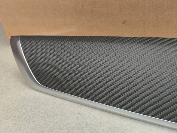 BMW OE 8073751 BMW F22 M2 F87 LCI Listwa Ozdobna Dekor Deski rozdzielczej UK RHD CARBON BMW F22 M2 F87 LCI Декоративна накладка панелі приладів UK RHD CARBON