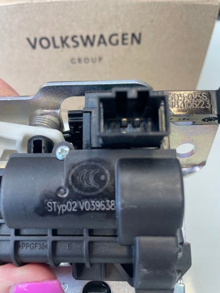 Volkswagen OE ZAMEK KLAPY BAGAŻNIKA TYŁ AUDI Q4 E-TRON ID.4 SKODA ENYAQ 11a827505 NOWY OE ЗАМОК ЗАСЛІНКИ БАГАЖНИКА ЗАДНЬОЇ ЧАСТИНИ AUDI Q4 E-TRON ID.4 SKODA ENYAQ 11a827505 OE