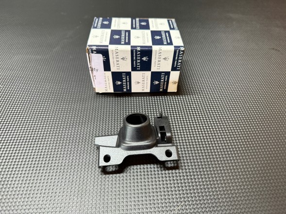 Maserati OE 670098890 TP Рамка кришки фронтальної камери Maserati Ghibli 670098890