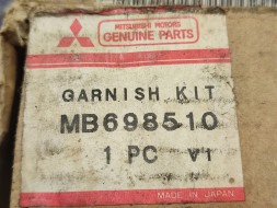 Mitsubishi OE НАКЛАДКА ЗАДНЬОГО ЛЮКА MITSUBISHI LANCER VAN 1989-1992 НОВА ORYG MB698510