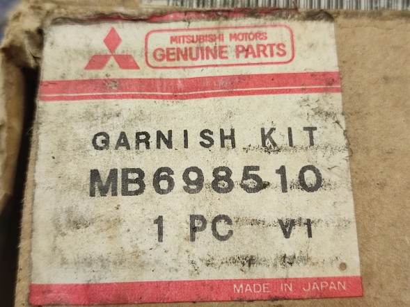 Mitsubishi OE НАКЛАДКА ЗАДНЬОГО ЛЮКА MITSUBISHI LANCER VAN 1989-1992 НОВА ORYG MB698510