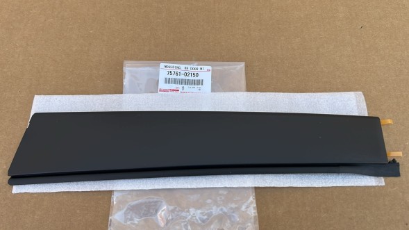Toyota OE 75761-02150 COROLLA E21 SEDAN 19- Вертикальна накладка стійки дверей права задня Toyota Corolla E21 Sedan