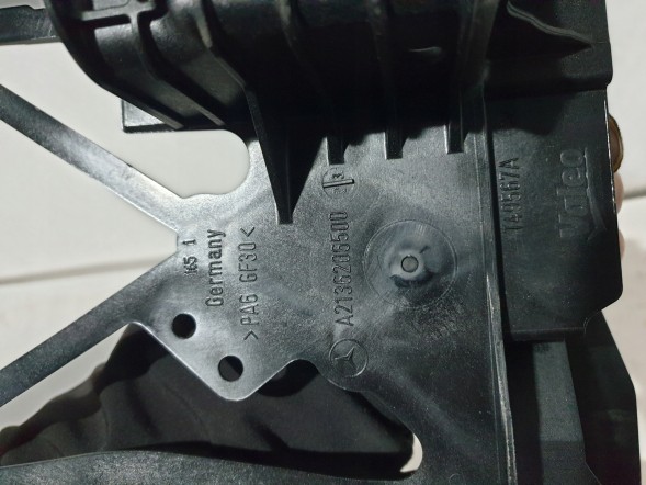 Mercedes-Benz OE КРОНШТЕЙН MERCEDES A2136206500 A2536210700