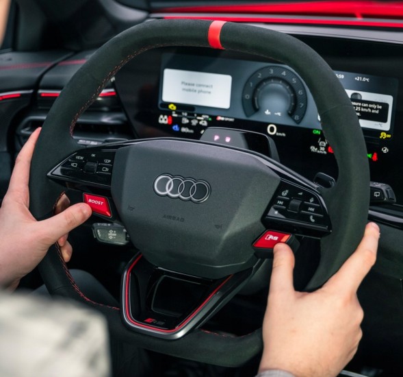 Audi OE A020P214 , A020P199C Audi E-Tron RS Q6 Темна нижня рамка керма