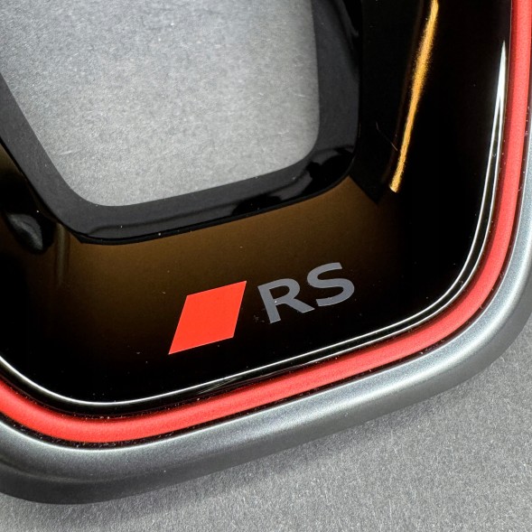 Audi OE A020P214 , A020P199C Audi E-Tron RS Q6 Темна нижня рамка керма
