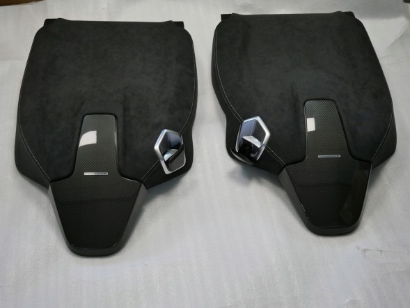 BMW OE BMW F91 F92 G14 G15 G22 G42 G82 G83 G87 TYLNE OSŁONY FOTELI M-PERFORMANCE 5A40303 52105A40303 ALCANTARA CARBON PLECY FOTELI BMW F91 F92 G14 G15 G22 G42 G87 ЗАДНІ НАКЛАДКИ НА СИДІННЯ M-PERFORMANCE 5A40303
