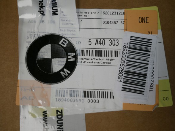 BMW OE BMW F91 F92 G14 G15 G22 G42 G82 G83 G87 TYLNE OSŁONY FOTELI M-PERFORMANCE 5A40303 52105A40303 ALCANTARA CARBON PLECY FOTELI BMW F91 F92 G14 G15 G22 G42 G87 ЗАДНІ НАКЛАДКИ НА СИДІННЯ M-PERFORMANCE 5A40303