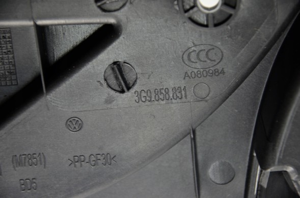 Volkswagen OE 3G9858831 11-01 НАКЛАДКА ЗАХИСНА БАГАЖНИКА КРІПЛЕННЯ ПОЛИЦІ ПІДЛОГИ 3G9858831 VW PASSAT B8 17R