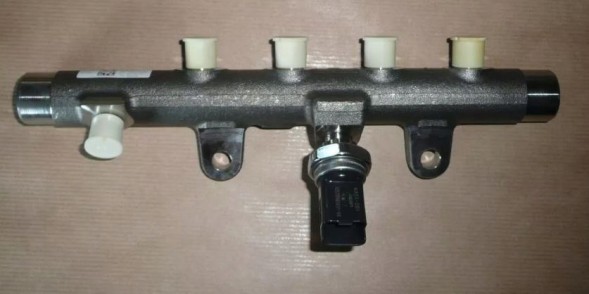 Renault OE 8200815617 інжекторна планка