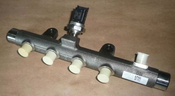 Renault OE 8200815617 інжекторна планка