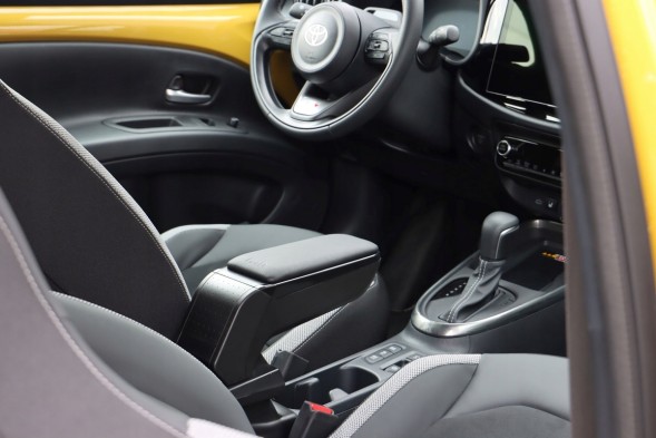 Rati C06889A Стандартний підлокітник для Toyota Aygo X, 2025- ,