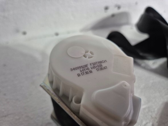 Fiat OE Механізм натягу ременя безпеки 34019928F / 18550690 Fiat Bravo 5D HB