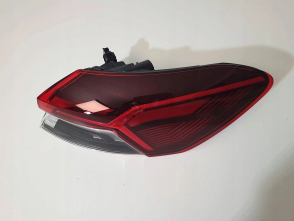Audi OE MRKA Audi Q4 E TRON LAMPA PRAWA PRAWY TYŁ 89A945092 Audi q4 e tron лампа права задня 89a945092