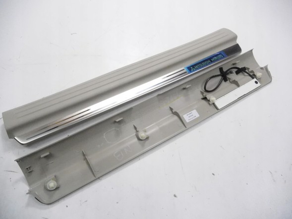 Mitsubishi OE Підсвічування накладок на пороги Mitsubishi Pajero Sport II OE MZ330256